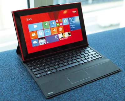 Lumia 2520 khi gắn phụ kiện Power Keyboard