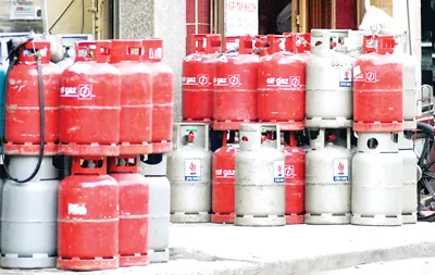 Bình gas bày bán tại TPHCM đa dạng thương hiệu, chất lượng. Ảnh: CAO MINH