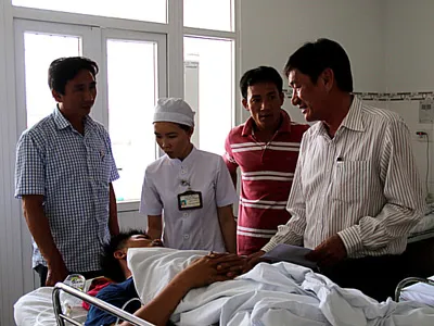 Lãnh đạo UBND tỉnh Ninh Thuận đến thăm các nạn nhân tại bệnh viện.