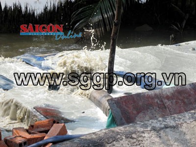 Untreated wastewater from Hao Duong Leather Tanning JSC is released directly into the Dong Dien River. (Photo: SGGP)