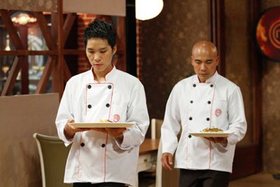 Thanh Hoa (R), winner of the first season of MasterChef Vietnam 2013 (Photo: SGGP)