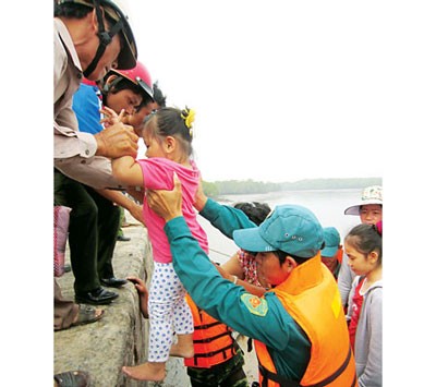 Evacuating residents in Thanh An Island commune to safer shelters (Photo: SGGP)