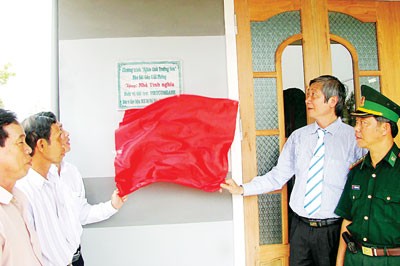The organizers hand over a house to a war veteran in the central province of Quang Nam. (Photo: sggp)