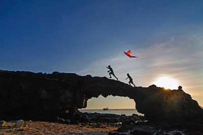 Kites on an island in Quang Ngai Province, by Trinh Thu Nguyet A folk ceremony by Vu Quang Hung Bac Son valley in early morning by Vu Ngoc Anh