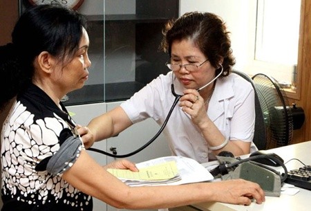 A woman is examined by a family doctor. At least 30 clinics will be established in HCM City by 2015 under the 2013-2020 national plan. — VNA/VNS Photo Duong Ngoc