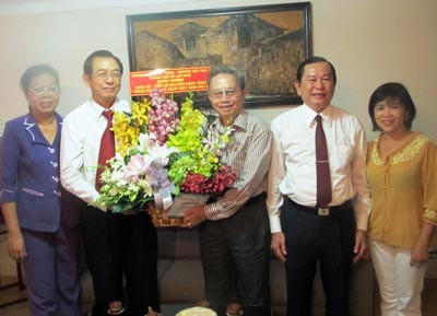 Huynh Thanh Lap, Head of the HCMC National Assembly Delegation visited Professor Nguyen Ngoc Giao, Deputy Director of Vietnam National University (Photo:SGGP)