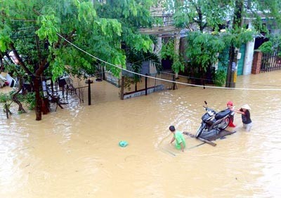 People being evacuated out of Hoi An ancient town (Photo:SGGP) Landslides along Highway 24 in Kon Tum Province (Photo:SGGP)