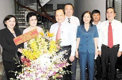 Mr. Le Thanh Hai visits the family of late Professor Luong Dinh Cua on Teacher’s Day (Photo:SGGP)