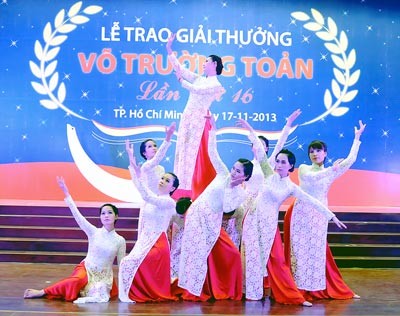 An art performance by Nguyen Trung Truc High School at the awards ceremony (Photo: SGGP)