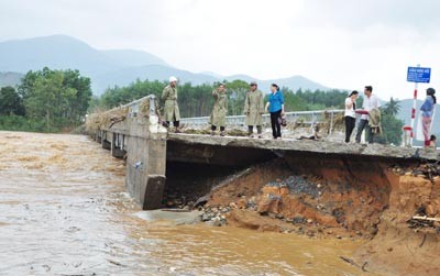 Hoc Ke Bridge in Ba To District in Quang Ngai is damaged by the flood. (Photo: SGGP)