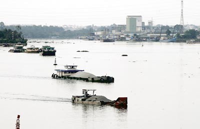The Dong Nai River is seriously polluted. (Photo: SGGP)