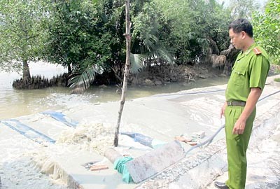 Environment police catch Hao Duong Leather Tanning Joint Stock Company red-handed when it is releasing untreated wastewater into the Dong Dien River. (Photo: SGGP)