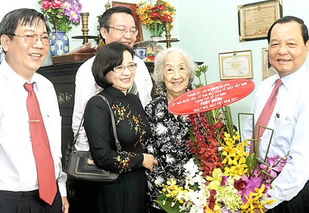 City leaders visit teachers on the Teacher's Day(Photo:SGGP)