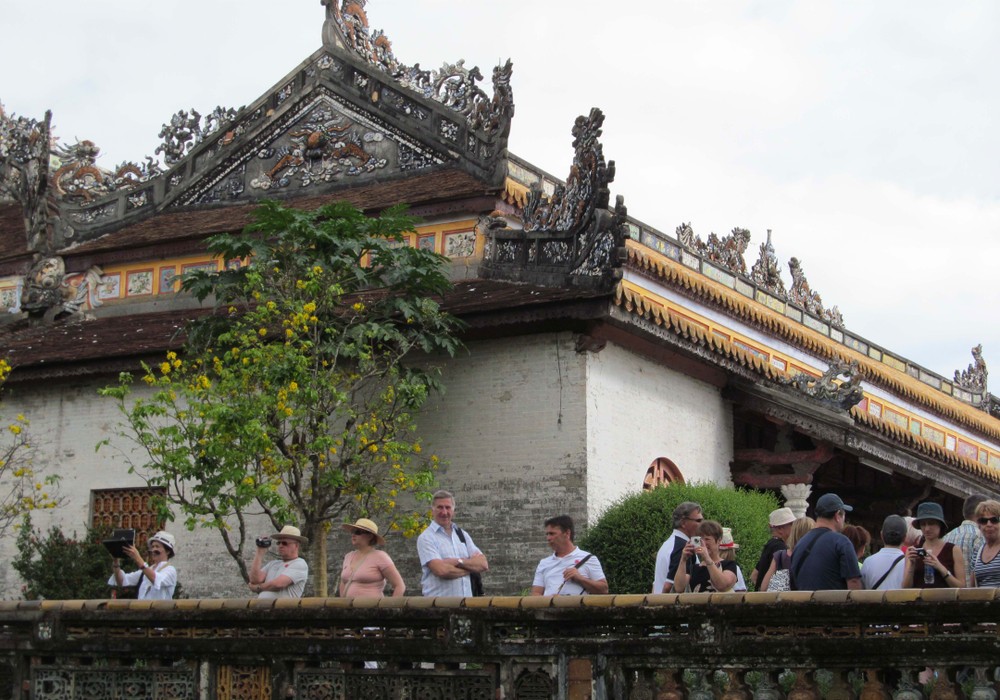 Foreign holidaymakers visit Thai Hoa Palace in Hue City. (Photo:SGGP)