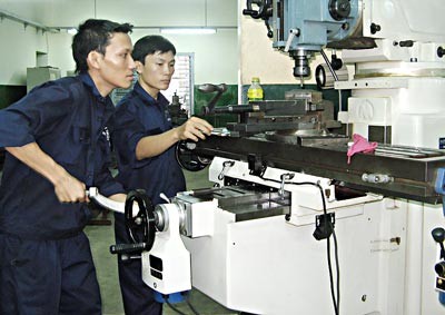 Students of a vocational school learn how to manipulate a machine (Photo: SGGP)