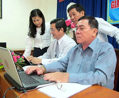 Ông Lê Văn Hùng- Phó Chánh Thanh tra TPHCM (bìa phải) và luật sư Nguyễn Văn Hậu- Phó Chủ tịch Hội Luật gia TPHCM (ngồi) đang trả lời câu hỏi của bạn đọc sáng ngày 1-11-2013.