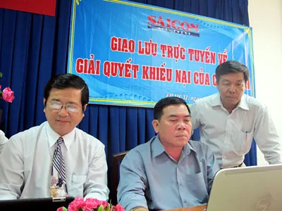 Luật sư Nguyễn Văn Hậu (trái) và ông Lê Văn Hùng- Phó Chánh Thanh Tra TPHCM (áo xanh, ngồi) đang trả lời câu hỏi của bạn đọc trong buổi giao lưu trực tuyến sáng ngày 1-11-2013.