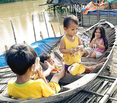 Trẻ em ở ấp Phú Bình, xã Phú Thành B chơi đùa trên ghe.