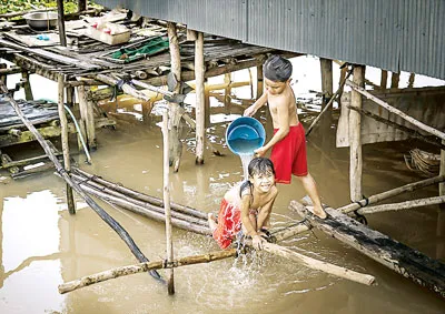 Trẻ em ở ấp Phú Bình, xã Phú Thành B hồn nhiên tắm rửa ngay trên kênh.