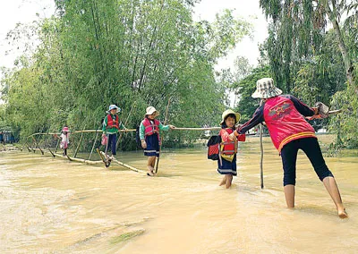 Trẻ em ở xã Phú Thành B, huyện Tam Nông đến trường trong mùa lũ.