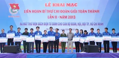 Các Bí thư Chi đoàn được cấp mã thẻ để đọc sách ở thư viện sách điện tử vào sáng 3-11.