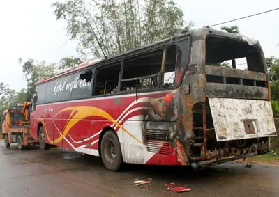 Hà Tĩnh: Xe khách cháy rụi