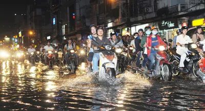 Đường ngập lênh láng do mưa kéo dài