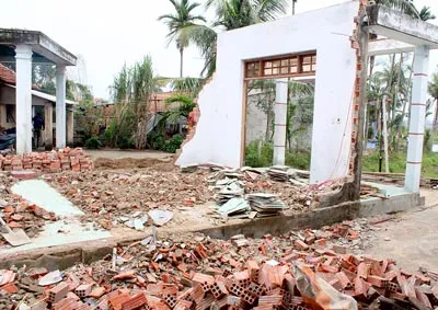 Đến với bà con vùng tâm bão