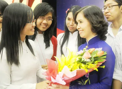 Đổi mới giáo dục mà không kịp chuẩn bị đội ngũ giáo viên thì hiệu quả sẽ không có. Trong ảnh: Cô Đỗ Thị Thanh Thủy, Trường THPT Nguyễn Thượng Hiền đạt giải Võ Trường Toản 2012. Ảnh: Mai Hải