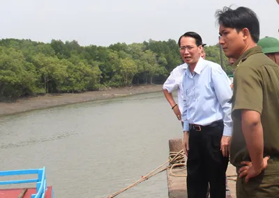 Ông Lê Thanh Liêm (áo trắng), Phó Chủ tịch UBND TPHCM kiểm tra, chỉ đạo tại huyện Cần Giờ. Ảnh: Sơn Hải
