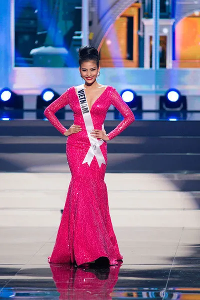 Trang phục dạ hội của Trương Thị May.