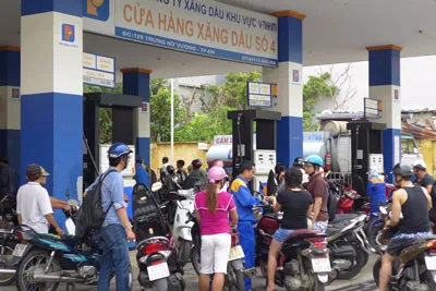 Nhiều người tranh thủ mua xăng dự trữ