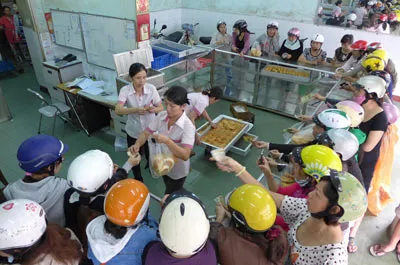 Xếp hàng mua bánh mì dự trữ