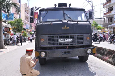 Xe bồn cán chết người