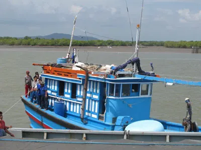 Các ngư dân trên tàu cá KH-92116 vui mừng khi tàu cập cảng sau hơn 10 ngày lênh lênh trên biển do bị nạn trong cơn bão số 13. Thuyền trưởng Huỳnh Ly vui mừng bên người vợ từ Khánh Hòa vào đón. Đại tá Trương Công Thể, Phó Chính ủy Bộ Tư lệnh Vùng 2 Hải quân xuống tận tàu cá bị nạn vui mừng đón các ngư dân trở về.