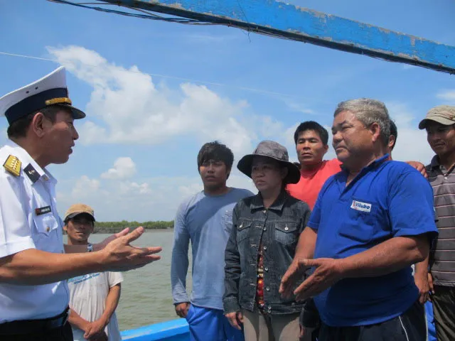 Đại tá Trương Công Thể, Phó Chính ủy Bộ Tư lệnh Vùng 2 Hải quân xuống tận tàu cá bị nạn vui mừng đón các ngư dân trở về.