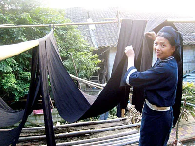 Chị Nông Thị Chỉnh bảo phong tục của người Nùng là năm nào cũng phải may một bộ quần áo mới. Để hoàn thiện một bộ quần áo thổ cẩm của nữ, chị mất 3 ngày.