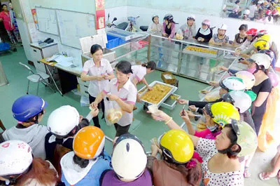 Người dân Đà Nẵng đổ xô mua bánh mì dự trữ vào sáng 9-11. Ảnh: NGUYÊN KHÔI