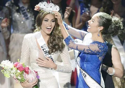 Gabriela vượt qua các người đẹp Tây Ban Nha, Ecuador, Philipines và Brazil để nhận vương miện từ tay Hoa hậu Hoàn Vũ 2012 Olivia Culpo.