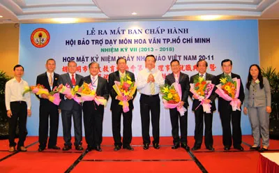Ban Chấp hành nhiệm kỳ VII ra mắt các hội viên. Ảnh: QUẢNG KIỆN