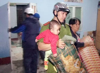 Hàng vạn người dân vùng thấp trũng tại TP Huế được di dời khẩn cấp đến nơi ở an toàn trong đêm 9-11.