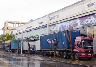 Dùng xe đầu kéo chở container chắn gió.