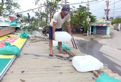 Bơm nước vào can nhựa để chèn mái nhà.