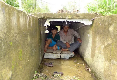 Anh Phạm Chí Linh (phải, thôn Thạch Nham Tây, huyện Hòa Vang, TP Đà Nẵng) tận dụng kênh mương bê tông làm hầm trú bão.