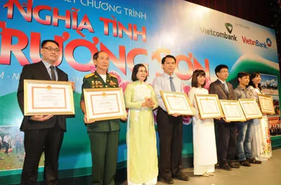 Phó Bí thư Thành ủy TPHCM Nguyễn Thị Thu Hà trao tặng bằng khen của UBND TPHCM cho tập thể, cá nhân có thành tích xuất sắc trong thực hiện Chương trình Nghĩa tình Trường Sơn. Ảnh: Cao Thăng