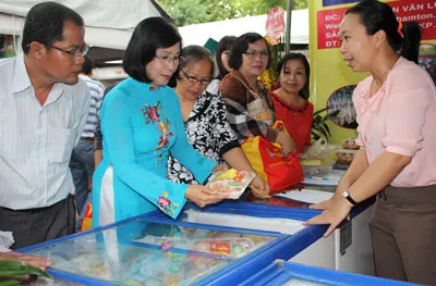 Phó Bí thư Thành ủy TPHCM Nguyễn Thị Thu Hà tham quan gian hàng của Công ty TNHH Phạm Tôn - một trong những DN tham gia chương trình bình ổn thị trường.