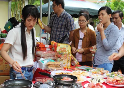 Giới thiệu sản phẩm cho khách hàng dùng thử.