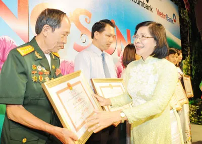 Đồng chí Nguyễn Thị Thu Hà trao bằng khen của Thủ tướng Chính phủ cho 2 tập thể và 2 cá nhân. Ảnh: Cao Thăng