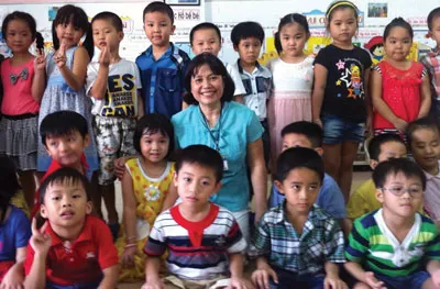 Cô giáo Lê Thị Nguyệt và các cháu mầm non.