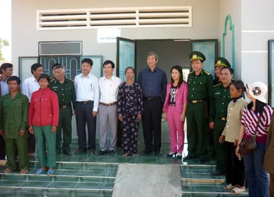 Trao tặng nhà tình nghĩa cho CCB Trường Sơn. Ảnh: PHÚ KHUYNH
